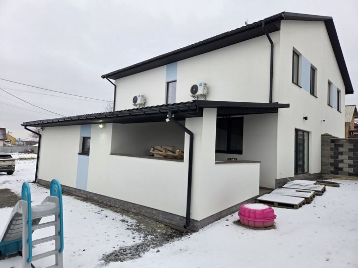 Просторий будинок у затишному районі міста! - фото 1