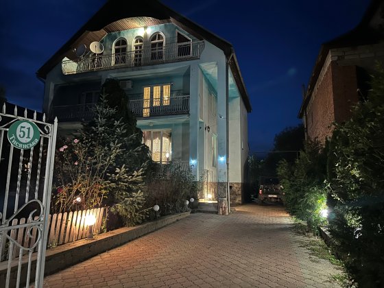 Великий добротний цегляний 3-х поверх. будинок + 2-поверх. добудова Ужгород