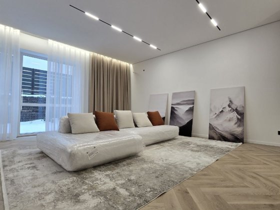 Сучасний таунхаус з дизайнерським інтер’єром у престижному районі Чернівці