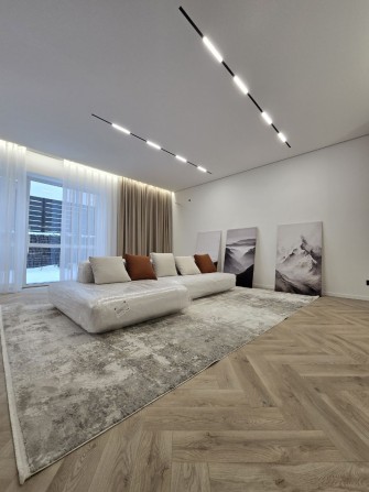 Сучасний таунхаус з дизайнерським інтер’єром у престижному районі - фото 1