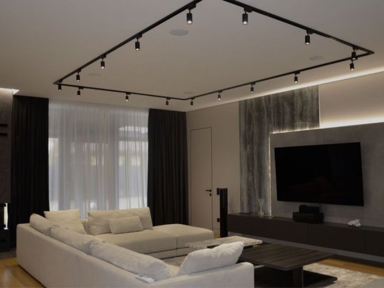 Продаж сучасного будинку в стилі хайтек з дизайнерським ремонтом Чернівці