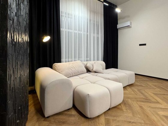 Укомплектований котедж із терасою та міськими мережами. Рівне