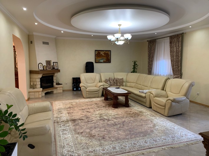 Продається будинок вашої мрії з басейном в Чернівцях на Роші - фото 1