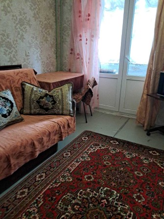 Сдам комнату в квартире. Центр. Район  самолета. - фото 1