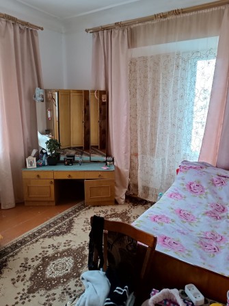 ЦЕНТР.Здам кімнату ДІВЧИНІ або ХЛОПЦЕВІ без хазяїв.Є все.Поруч зупинка - фото 1