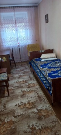 Сдам комнату в 3х комнатной кватире с ремонтом и мебелью в центре - фото 1