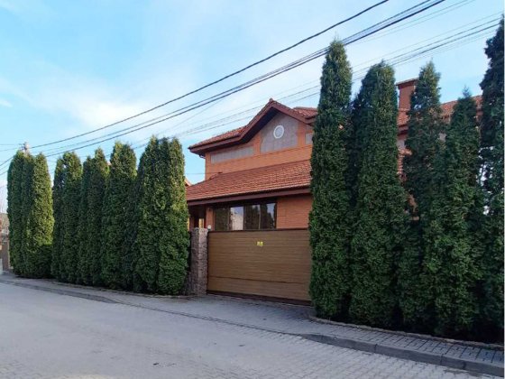 Просторий будинок 630 м² в Жулянах – для життя або бізнесу Киев