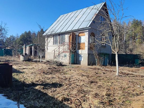 Продам двоповерховий цегляний будинок.Дві кімнати.6 соток приват/землі