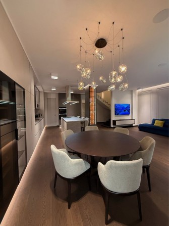 Продам Таунхаус 230 м² в Комфорт Сити|5 комнат|Ремонт|Бассейн|Паркинг - фото 1