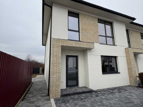 Продаж таунхаусу з просторою ділянкою поруч з містом Ужгород