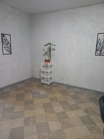 Здається місце для майстра манікюру, перукаря, косметолога. - фото 1