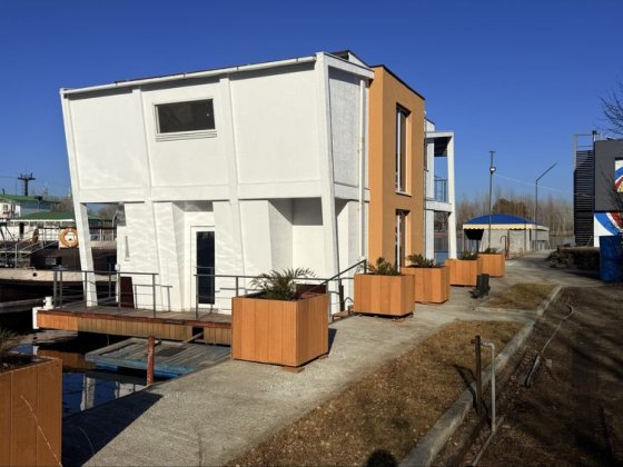 Дом на воде  в центре города Дніпро