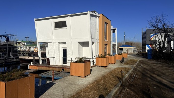 Дом на воде  в центре города - фото 1