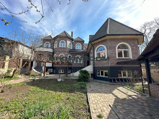 Будинок  6.5 с., 466.9 кв. м,, вул.Павла Загребельгого 11-А Киев