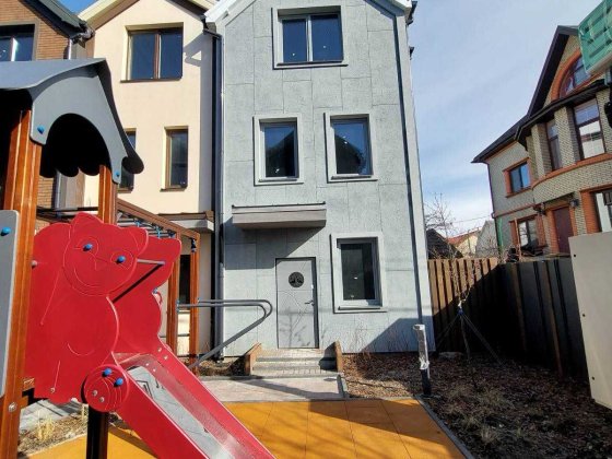 Таунхаус ТЦ Лавіна, MC donald's (власник) Киев