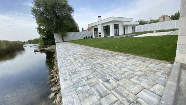 Дом на берегу реки - фото 1