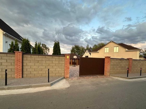 Сучасний  будинок 5 км метро Славутич власний вихід на озеро Киев