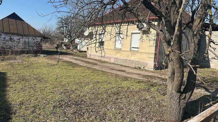 Продам два суміжних будинки з земельними ділянками від власника - фото 1