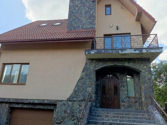 Просторий приватний будинок на першій лінії вул. Стрийської. Львів