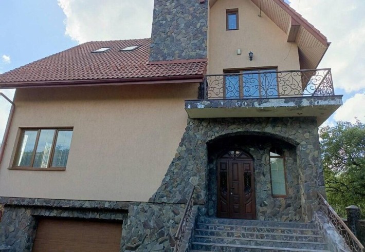 Просторий приватний будинок на першій лінії вул. Стрийської. - фото 1
