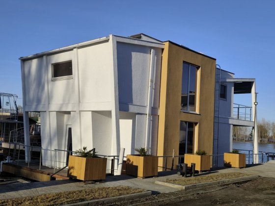 Будинок на воді_ Дніпро