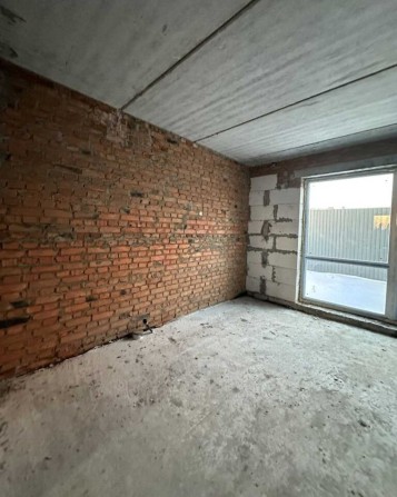 Продаж таунхаса в гарному місці площа 75,2 кв.м. Без ремонту. Вигідно! - фото 1