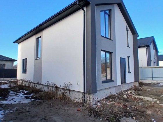 Новий будинок в чистовому варіанті, заведені центр. вода, газ, світло.