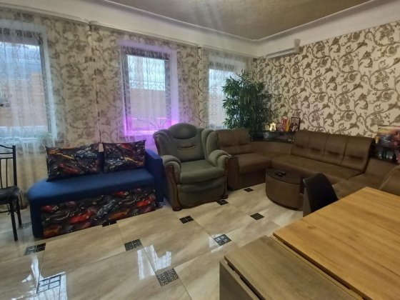 Продам комфортний одноповерховий будинок на проспекті Металургів