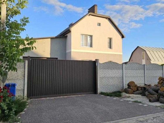 Продам просторий капітальний будинок 10 хвилин від метро Індустріальна
