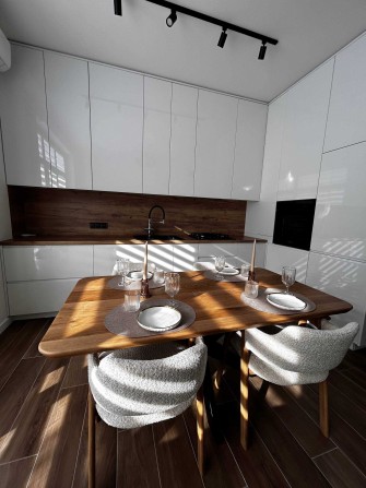 Будинок з каміном ремонтом меблями технікою - фото 1