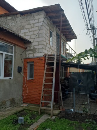 Продам домовладения элитный район города  два этажа 3 комнаты гараж - фото 1