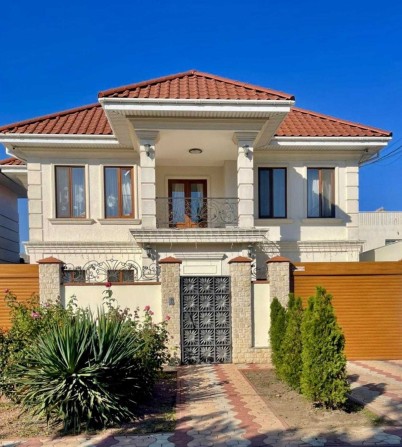 Фешенебельний будинок у стилі Liberty • 380 м² • басейн • тераса - фото 1