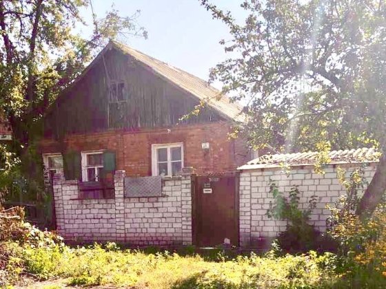 Продам 1/2 дома Тюринка 10 мин метро , удобства в доме ,свой двор