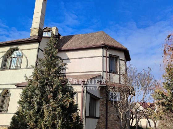 У продажу 2 поверховий будинок з басейном та великою територією