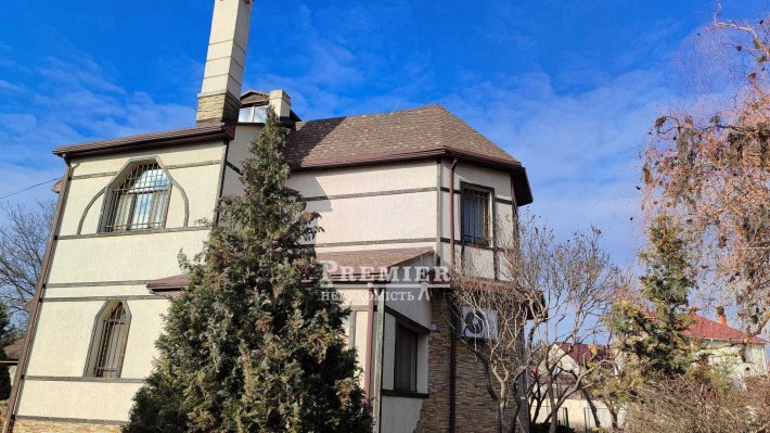 У продажу 2 поверховий будинок з басейном та великою територією - фото 1