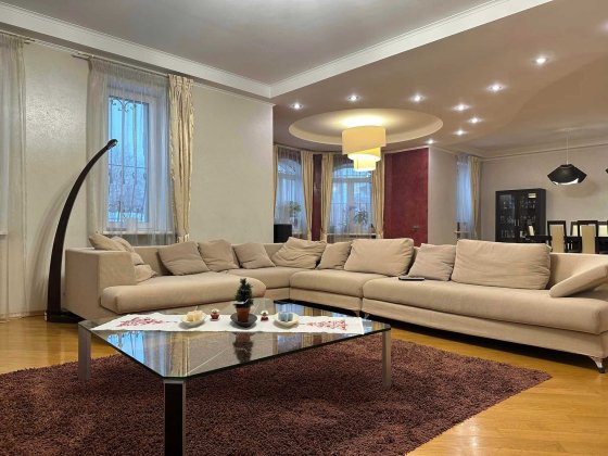 Продається вражаючий будинок  площею 550 кв.м.,,газ, 16 соток Петропавловская Борщаговка