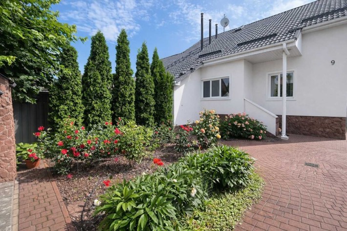 Будинок 254 м² з фасадним бізнес-приміщенням 34м2, ділянка 8 соток - фото 1