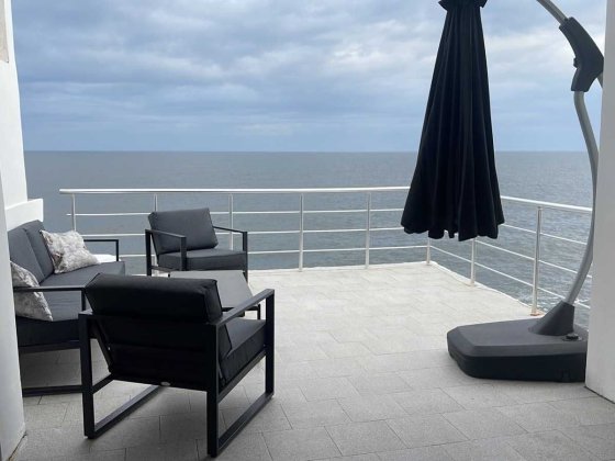 Продам дом с террасами с панорамным видом в первой линии моря.