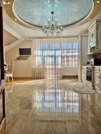 Оренда розкішного двохповерхового будинку з дизайнерським ремонтом - фото 1