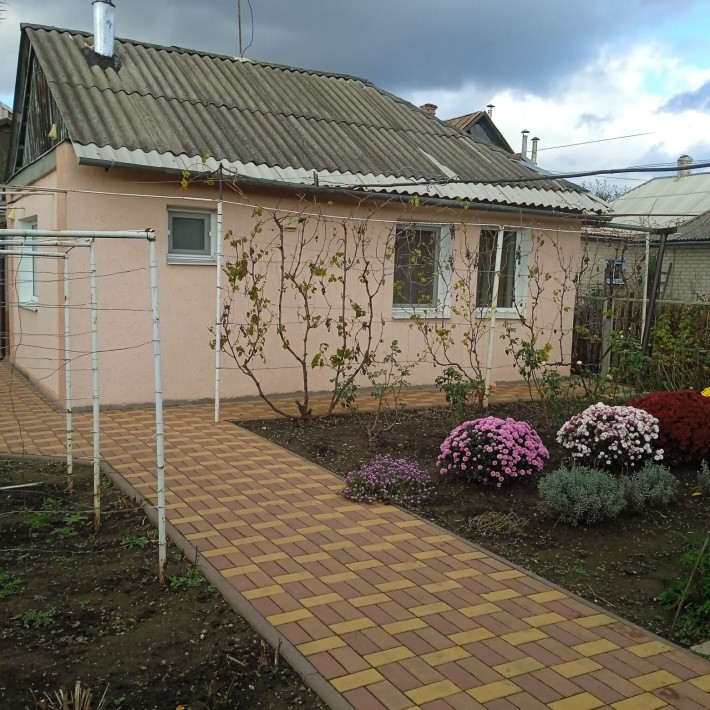 Сдам дом.Правый берег р-н ЗТЗ.В эту цену входит коммуналка. - фото 1