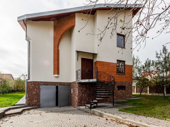 6-к. особняк з земельною ділянкою 9 соток за вул. Малоголосківська