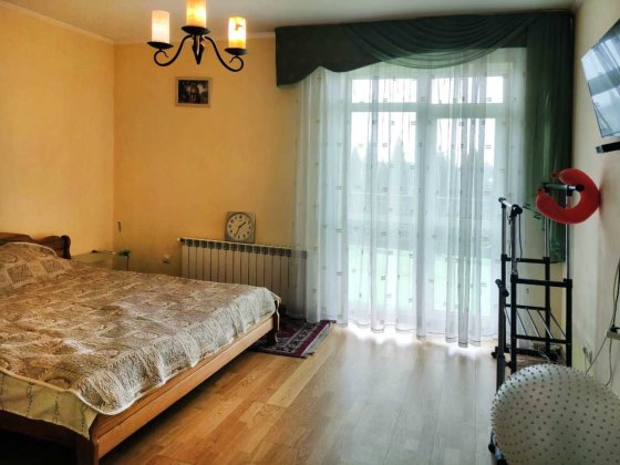 Будинок по вул. Кримська зі спальні вихід на терасу