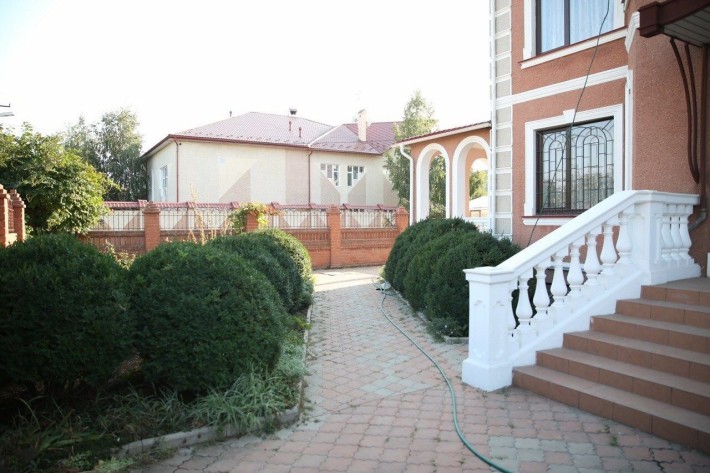 Сдам дом ,парк и море 3 минуты, с подвалом 300 м 6 к гараж - фото 1