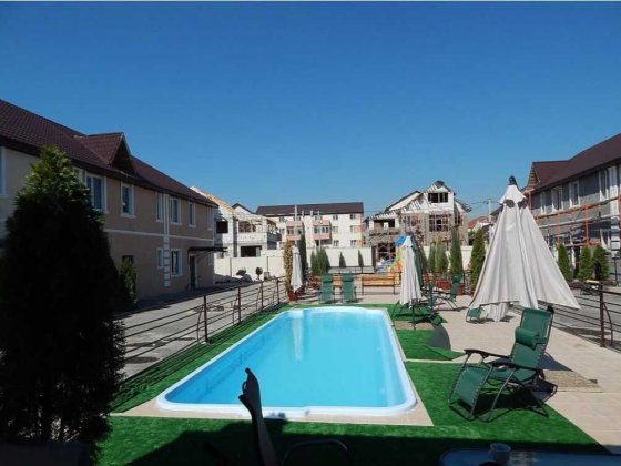 Высококачественный коттедж в Киевском районе.Бассейн Охрана.Парковка.