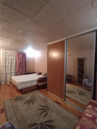 Сдам 1 комнатную квартиру в частном доме - фото 1