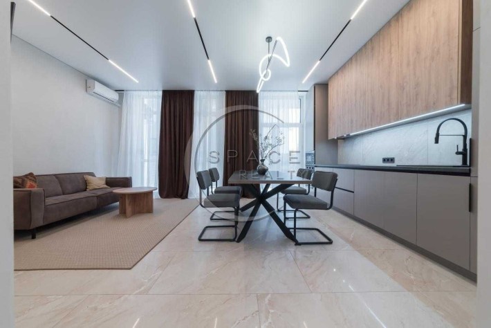 Оренда 4-кім.таунхаусу з новим ремонтом, 158,2 м² Київ.Генератор. - фото 1