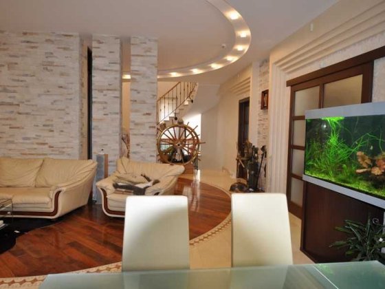 Совиньон, дом с бассейном и подвалом