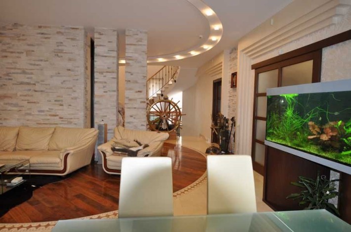 Совиньон, дом с бассейном и подвалом - фото 1