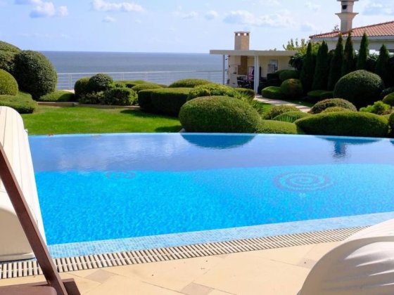 Вип вілла з розкішною територією, басейном та прямим видом на море