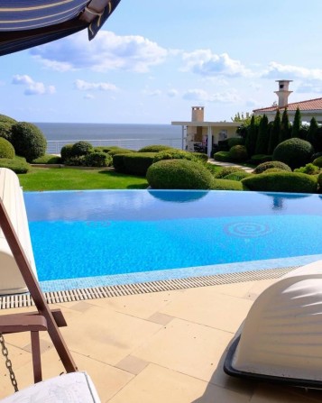 Вип вілла з розкішною територією, басейном та прямим видом на море - фото 1